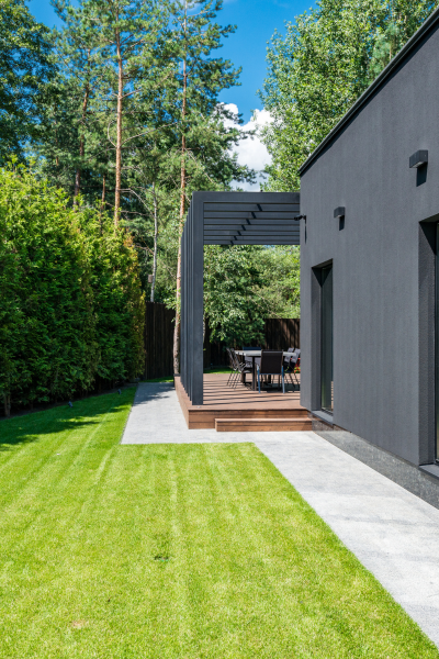 Professionally maintained residential garden in Oxnard, California